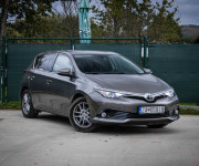 Toyota Auris 1.6 Slovenské, Nelakované, Pre-crash safety, Parkovacia kamera, Lane asist
