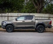 Toyota Hilux DC 2.8 I D-4D Invincible 1. majiteľ v záruke, nelakované, ochrana podvozku