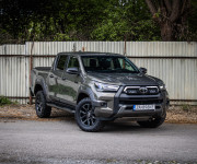 Toyota Hilux DC 2.8 I D-4D Invincible 1. majiteľ v záruke, nelakované, ochrana podvozku