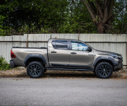 Toyota Hilux DC 2.8 I D-4D Invincible 1. majiteľ v záruke, nelakované, ochrana podvozku