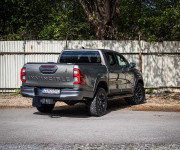 Toyota Hilux DC 2.8 I D-4D Invincible 1. majiteľ v záruke, nelakované, ochrana podvozku