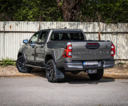 Toyota Hilux DC 2.8 I D-4D Invincible 1. majiteľ v záruke, nelakované, ochrana podvozku