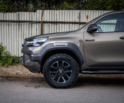 Toyota Hilux DC 2.8 I D-4D Invincible 1. majiteľ v záruke, nelakované, ochrana podvozku