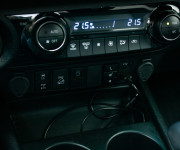 Toyota Hilux DC 2.8 I D-4D Invincible 1. majiteľ v záruke, nelakované, ochrana podvozku