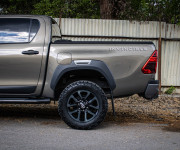 Toyota Hilux DC 2.8 I D-4D Invincible 1. majiteľ v záruke, nelakované, ochrana podvozku