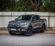 Toyota Hilux DC 2.8 I D-4D Invincible 1. majiteľ v záruke, nelakované, ochrana podvozku