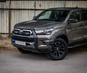 Toyota Hilux DC 2.8 I D-4D Invincible 1. majiteľ v záruke, nelakované, ochrana podvozku