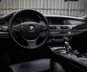 BMW Rad 5 530d xDrive Comfortné sedadlá, Soft-close, Šíber, Adaptívny tempomat, pekný stav