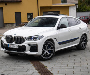 BMW X6 M50i soft close, first class packet, iconic glow, natáčanie zadnej nápravy