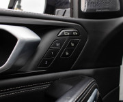 BMW X6 M50i soft close, first class packet, iconic glow, natáčanie zadnej nápravy