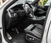BMW X6 M50i soft close, first class packet, iconic glow, natáčanie zadnej nápravy