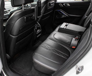 BMW X6 M50i soft close, first class packet, iconic glow, natáčanie zadnej nápravy