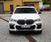 BMW X6 M50i soft close, first class packet, iconic glow, natáčanie zadnej nápravy
