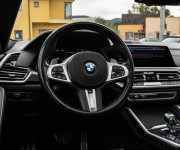 BMW X6 M50i soft close, first class packet, iconic glow, natáčanie zadnej nápravy