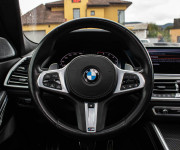 BMW X6 M50i soft close, first class packet, iconic glow, natáčanie zadnej nápravy