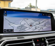 BMW X6 M50i soft close, first class packet, iconic glow, natáčanie zadnej nápravy