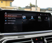 BMW X6 M50i soft close, first class packet, iconic glow, natáčanie zadnej nápravy