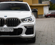 BMW X6 M50i soft close, first class packet, iconic glow, natáčanie zadnej nápravy