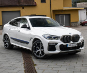 BMW X6 M50i soft close, first class packet, iconic glow, natáčanie zadnej nápravy