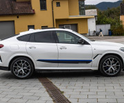 BMW X6 M50i soft close, first class packet, iconic glow, natáčanie zadnej nápravy