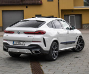 BMW X6 M50i soft close, first class packet, iconic glow, natáčanie zadnej nápravy