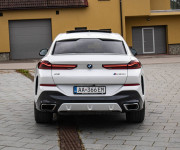 BMW X6 M50i soft close, first class packet, iconic glow, natáčanie zadnej nápravy
