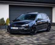 Volkswagen Golf R 2.0 TSI 4Motion 265kW, originál úprava APR, HF karbon sanie, DCC s nastavením