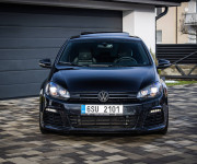 Volkswagen Golf R 2.0 TSI 4Motion 265kW, originál úprava APR, HF karbon sanie, DCC s nastavením