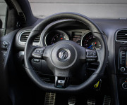 Volkswagen Golf R 2.0 TSI 4Motion 265kW, originál úprava APR, HF karbon sanie, DCC s nastavením