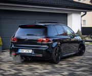 Volkswagen Golf R 2.0 TSI 4Motion 265kW, originál úprava APR, HF karbon sanie, DCC s nastavením