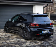 Volkswagen Golf R 2.0 TSI 4Motion 265kW, originál úprava APR, HF karbon sanie, DCC s nastavením