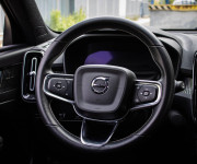 Volvo XC40 P8 Twin motor AWD, El. ťažné, Harman Kardon, Asistenti, 91% SOH, DPH