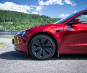 Tesla Model 3 Highland Long Range 93%SOH, Ultra red metalíza, fólie, odpočet