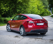 Tesla Model Y Long Range AWD, Biely interiér, Tepelné čerpadlo, Dvojité sklá, DPH