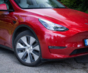 Tesla Model Y Long Range AWD, Biely interiér, Tepelné čerpadlo, Dvojité sklá, DPH