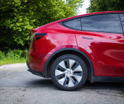 Tesla Model Y Long Range AWD, Biely interiér, Tepelné čerpadlo, Dvojité sklá, DPH