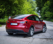 Tesla Model Y Long Range AWD, Biely interiér, Tepelné čerpadlo, Dvojité sklá, DPH