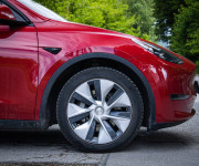 Tesla Model Y Long Range AWD, Biely interiér, Tepelné čerpadlo, Dvojité sklá