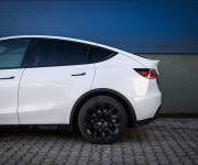 Tesla Model Y Long Range Dual Motor 82 kWh batéria, 1. majiteľ, tepelné čerpadlo, biely int.