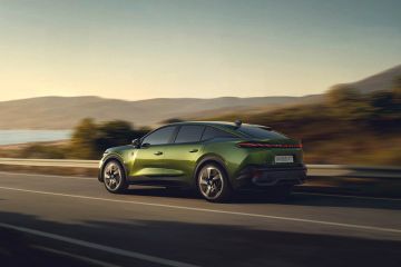 Obrázok galérie Peugeot sa pustil do vylepšenia 408, vyzerá lepšie a bude aj lepšie jazdiť #9