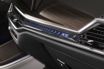 Obrázok galérie BMW X5 a X6 facelift: nová tvár, elektrifikácia a snowboard na prístrojovke #7