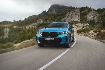 Obrázok galérie BMW X5 a X6 facelift: nová tvár, elektrifikácia a snowboard na prístrojovke #30