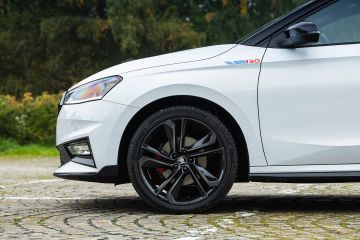 Obrázok galérie Škoda Fabia 130 ukazuje, že hothatch z Boleslavi nemusí mať logo RS #5