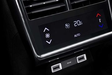 Obrázok galérie SUV DS7 má facelift, prináša vrcholný plug-in hybrid s výkonom 360 koní #9