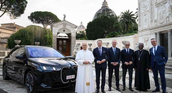 Keď pápež presadne na elektro, BMW iX xDrive60 ako viac než len dar