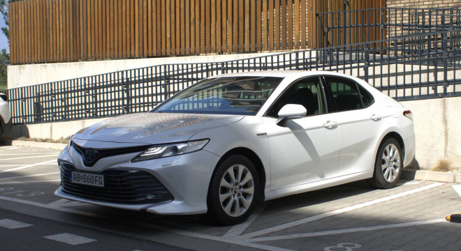 Toyota Camry 2.5 hybrid (ben+hev), 131kw, CVT, Prestige
