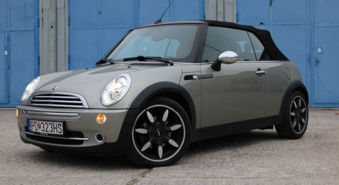 Mini Cooper Cabrio Sidewalk