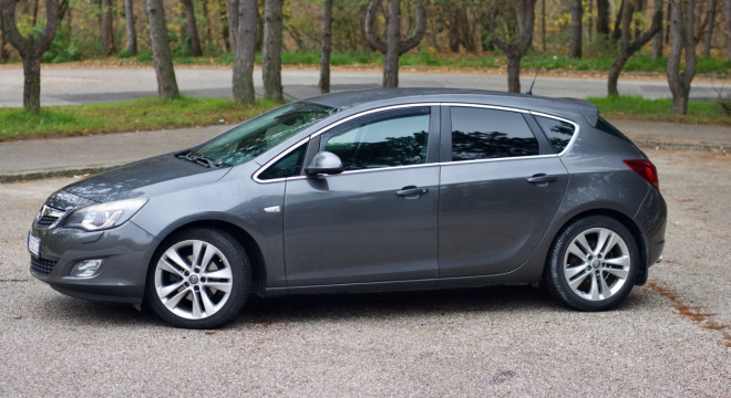 Opel Astra 1.6 Turbo ECOTEC Cosmo