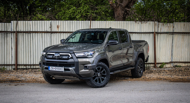Toyota Hilux DC 2.8 I D-4D Invincible 1. majiteľ v záruke, nelakované, ochrana podvozku