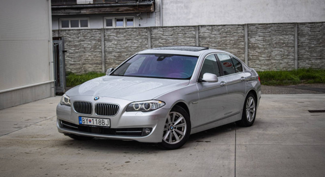 BMW Rad 5 530d xDrive Comfortné sedadlá, Soft-close, Šíber, Adaptívny tempomat, pekný stav